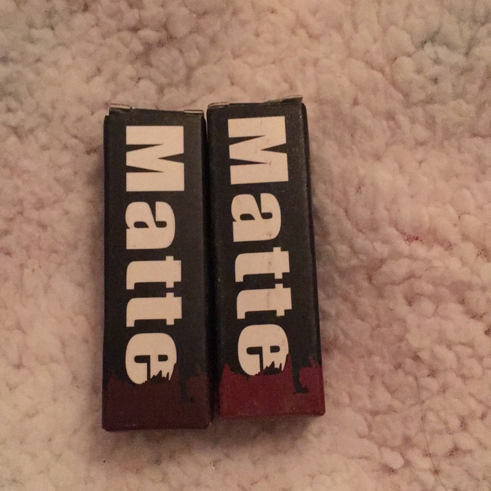 2lipsticks